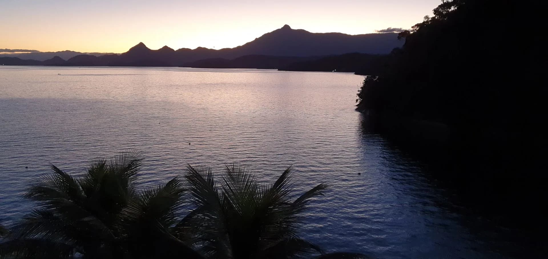 Baía de Angra dos Reis — ilhas e águas verdes na Costa Verde