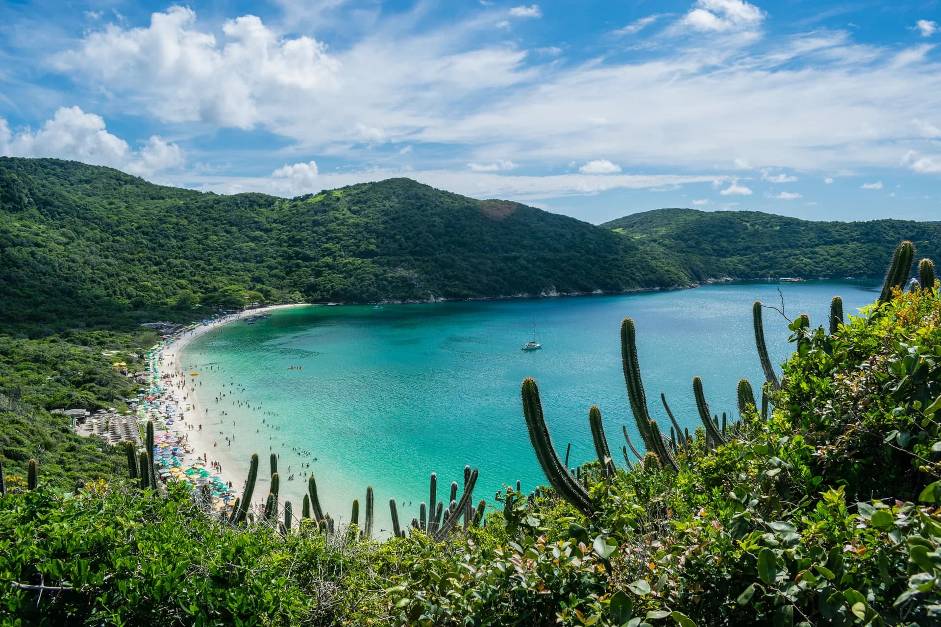 Arraial do Cabo — praias de águas cristalinas na Região dos Lagos