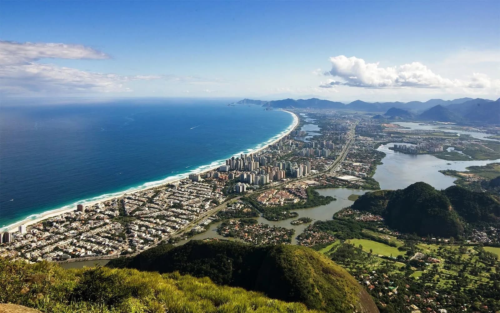 Barra da Tijuca — praias extensas e skyline moderno a partir do Galeão