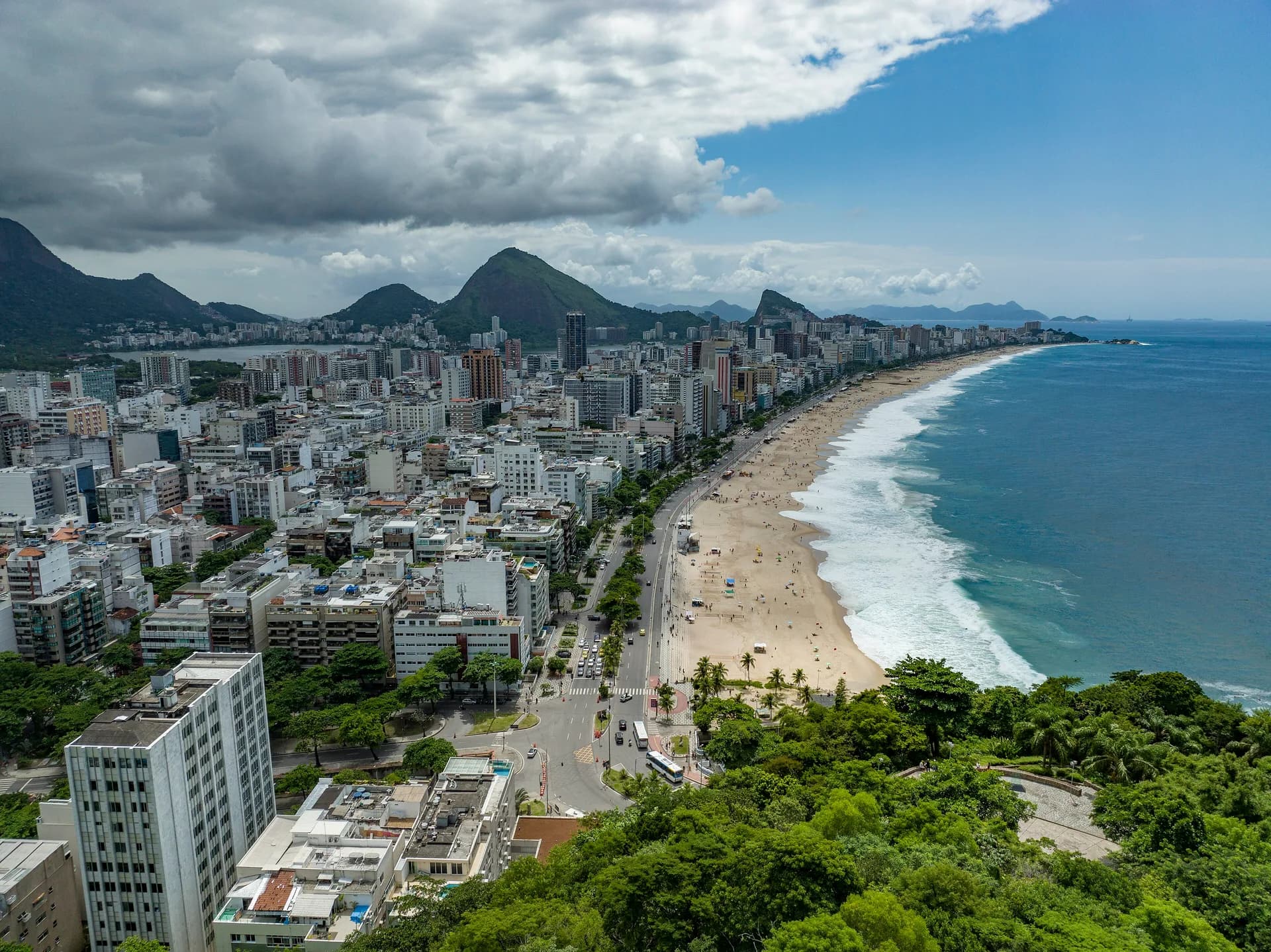 Praia do Leblon — bairro nobre da Zona Sul acessível a partir do Galeão (GIG)